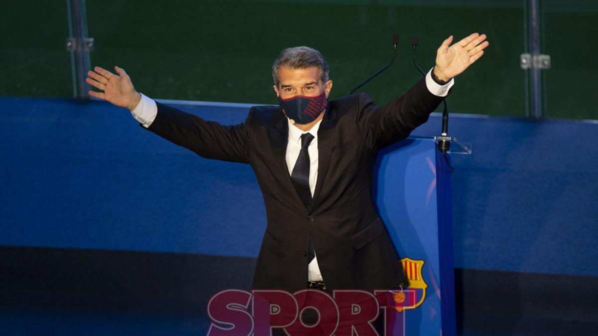 Joan Laporta ha sido investido como nuevo presidente del FC Barcelona en el Camp Nou ante trescientas personas.