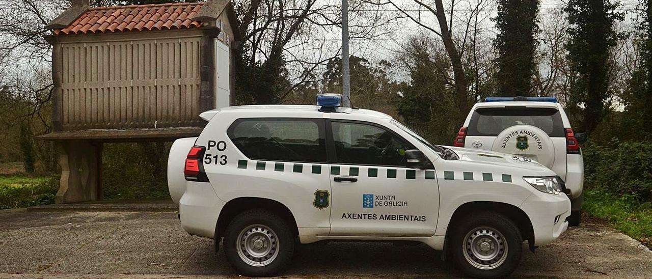 Agentes medioambientelaes de la Xunta en el pozo de bombeo de Cabanelas.