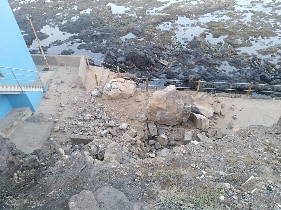 Cae una ladera junto a la playa del Agujero, en Gáldar