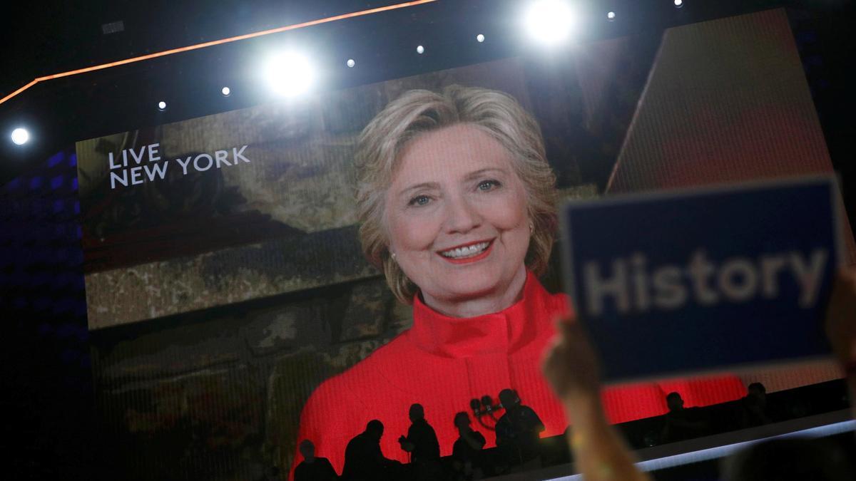 Hillary Clinton se dirige, vía vídeo desde Nueva York, a los asistentes a la convención demócrata, este martes.