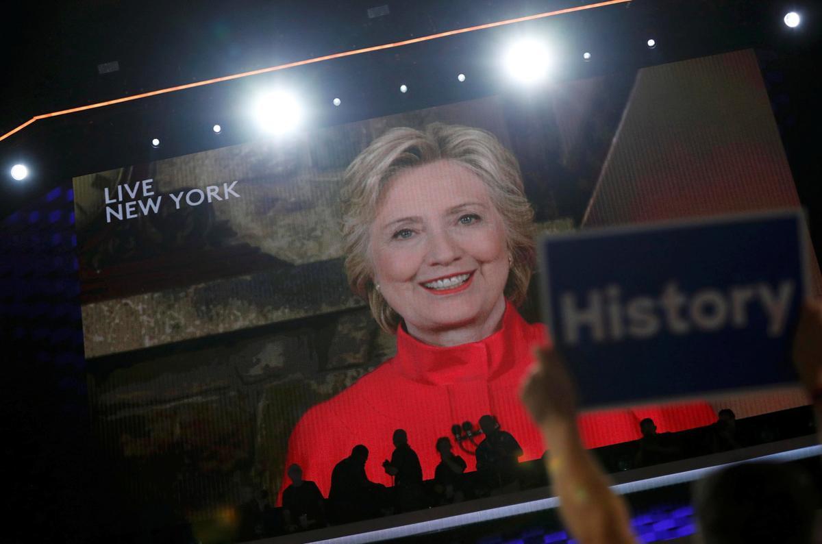 Hillary Clinton es dirigeix, via vídeo des de Nova York, als assistents a la convenció demòcrata, aquest dimarts.