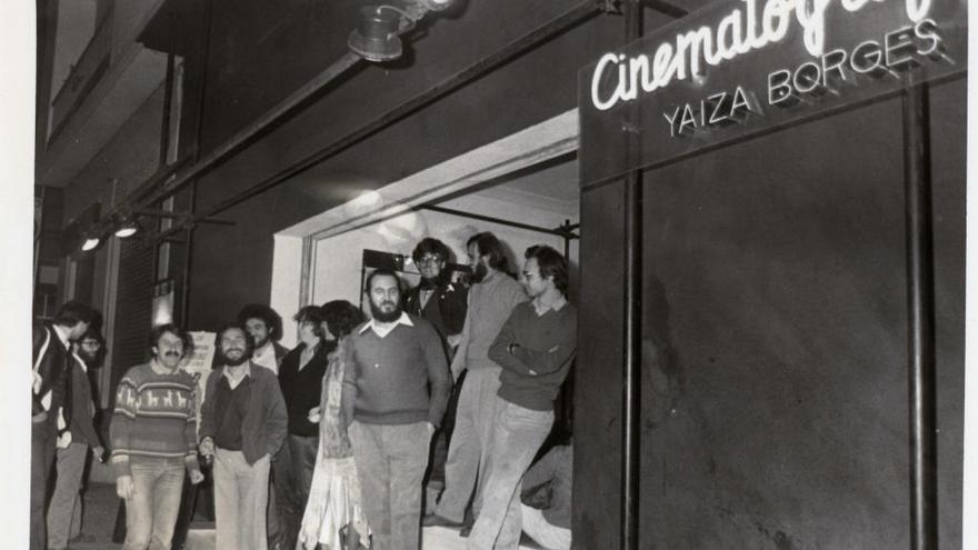 Miembros del Yaiza Borges delante del Cinematógrafo, en 1982.