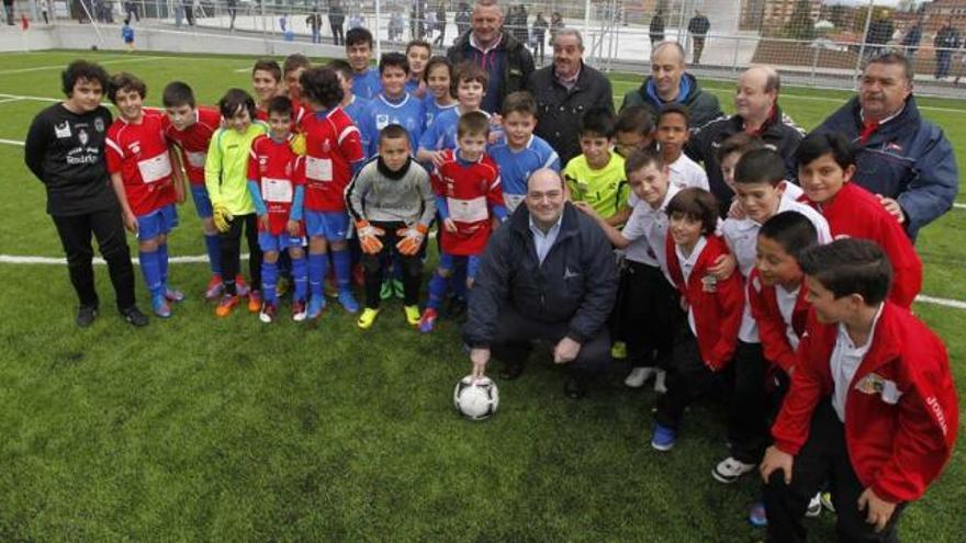 Agustín Iglesias Caunedo -en el centro, agachado-, con niños y directivos de los clubes que usan Los Castañales.