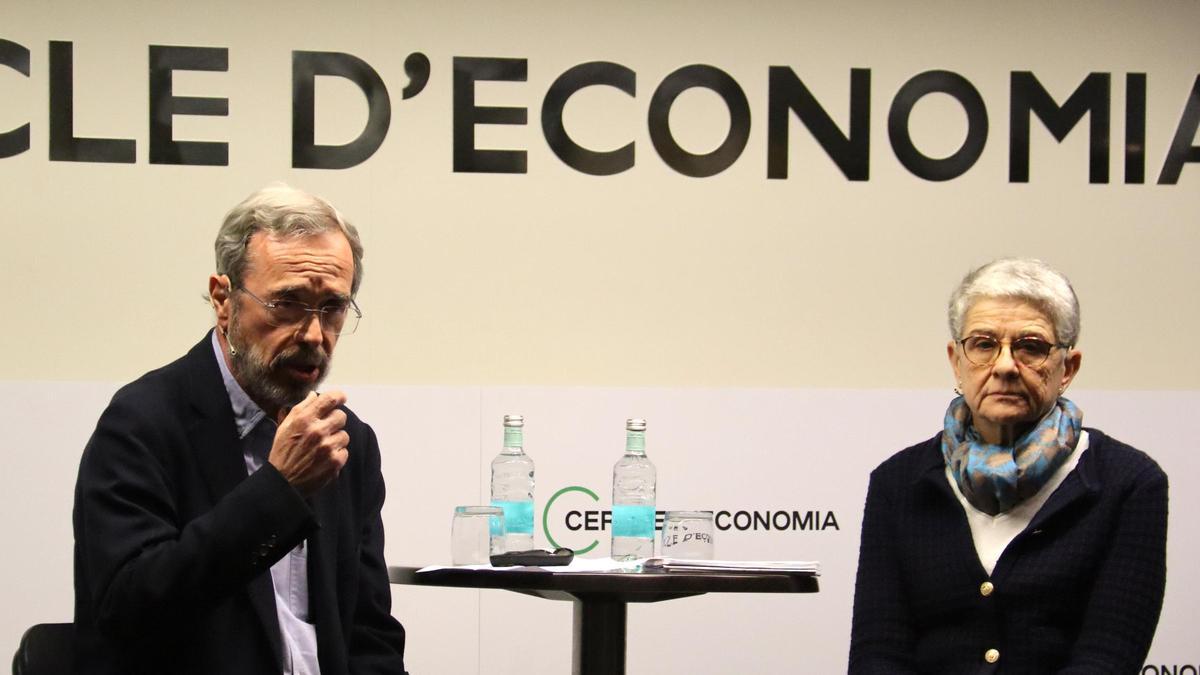El ingeniero Carles Conill y la economista Montse Termes, durante la sesión.