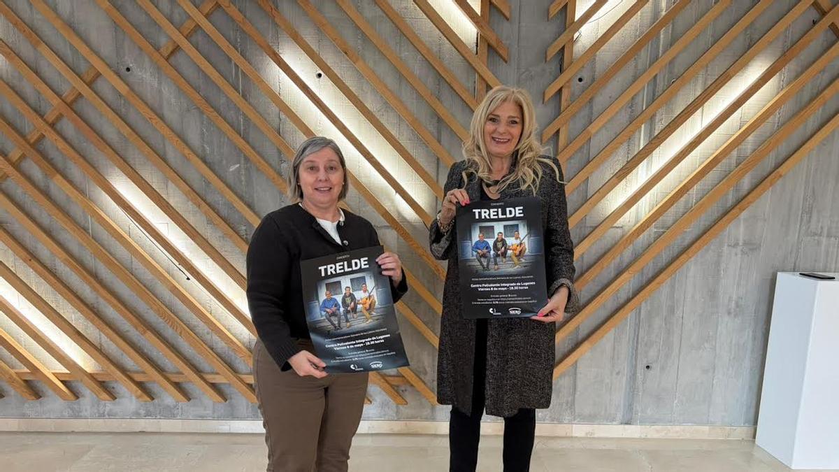 Por la izquierda, Isabel González y Aurora Cienfuegos con los carteles anunciadores.