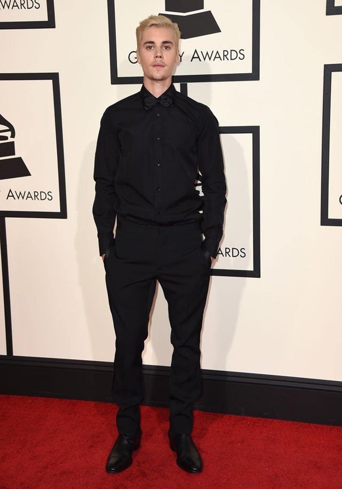 Justin Bieber, con bigotillo, en la alfombra roja de la 58 Edición de los Grammy.