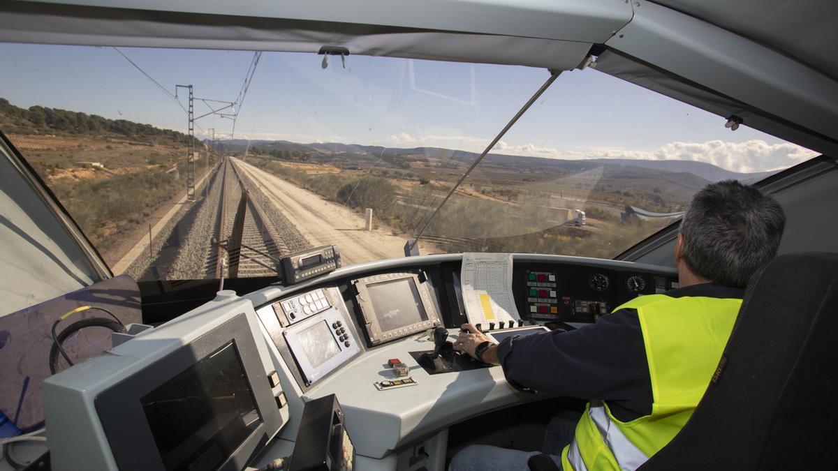 Trazado por el que discurrirán los trenes hasta 2025, desde la cabina de un tren laboratorio de Adif.