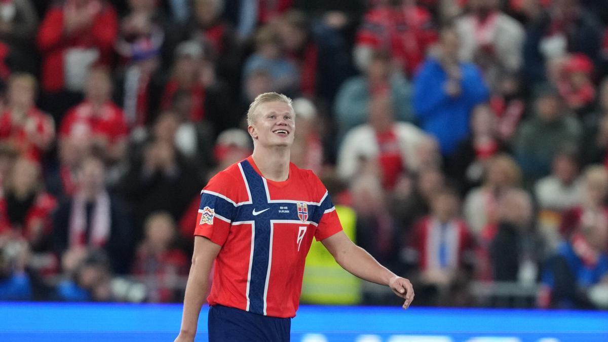 Erling Braut Haaland celebra uno de sus goles con la selección de Noruega ante Dinamarca