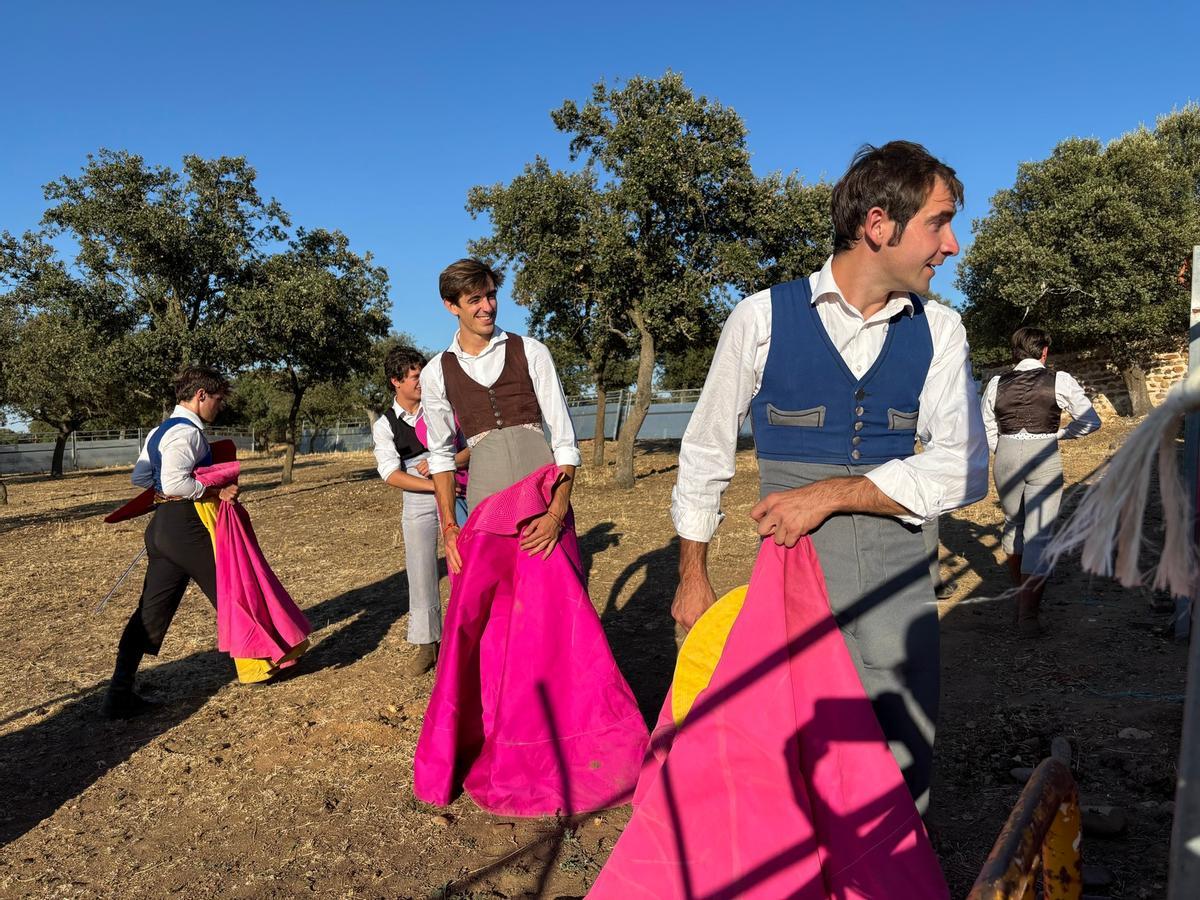 GALERÍA | Alumnos de la Escuela Taurina de Navas del Rey participan en una retienta en la ganadería Toros Villalpando