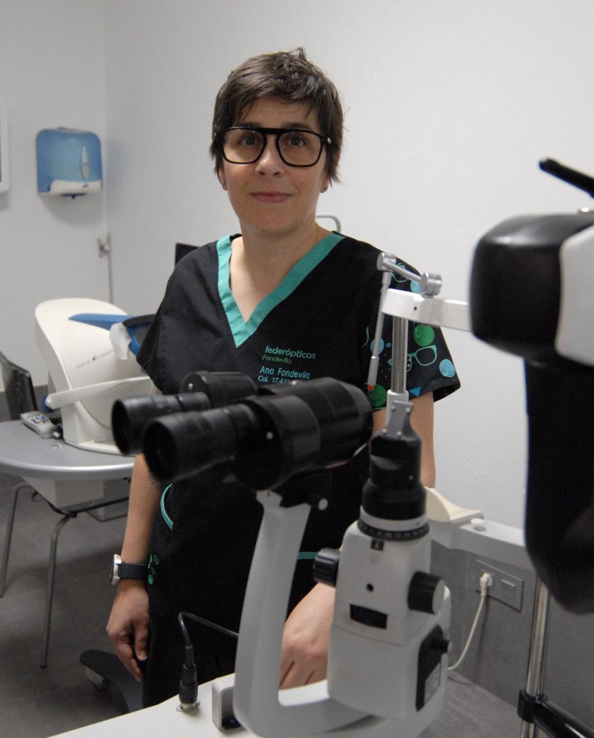 Ana Fondevila Álvarez, na súa óptica. | BERNABÉ/JAVIER LALÍN