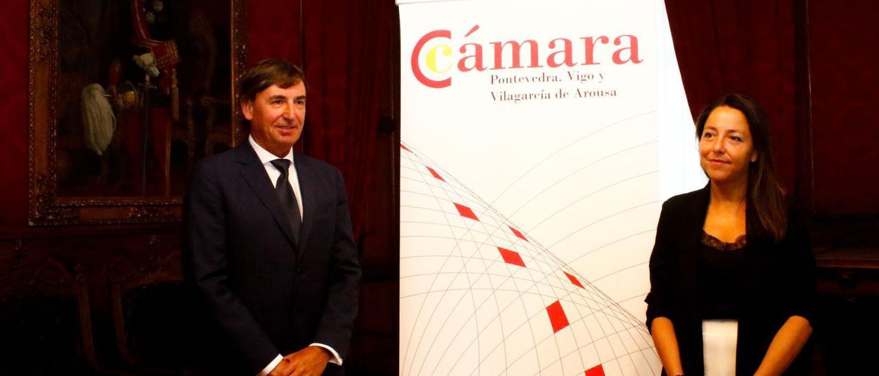 Eduardo Barros, vicepresidente tercero de la Cámara, con la concejal vilagarciana Alba Briones.  | // IÑAKI ABELLA