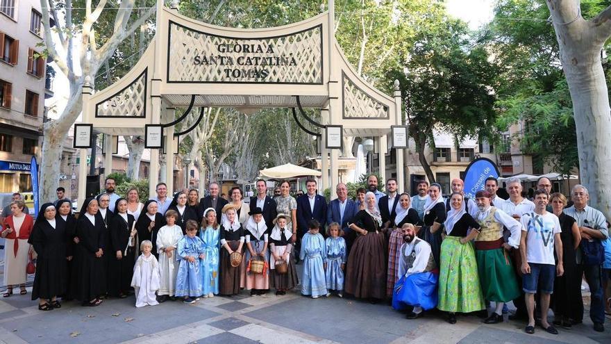 El Consell de Mallorca inaugura un arco de triunfo en la Rambla dedicado a santa Catalina Tomàs