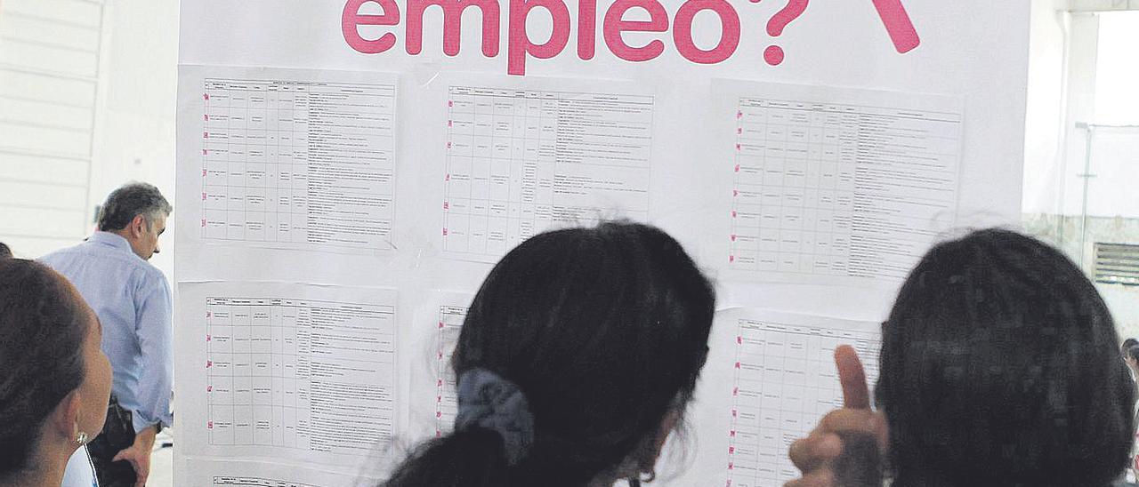 Imagen de archivo de una feria de orientación laboral. Los universitarios tienen menor tasa de paro que la media.