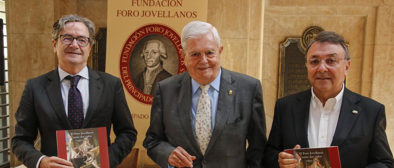 Por la izquierda, Rafael Antuña, Ignacio García-Arango y Orlando Moratinos, con el libro “El Foro Jovellanos, entre dos siglos”, ayer, en el Club Astur de Regatas.