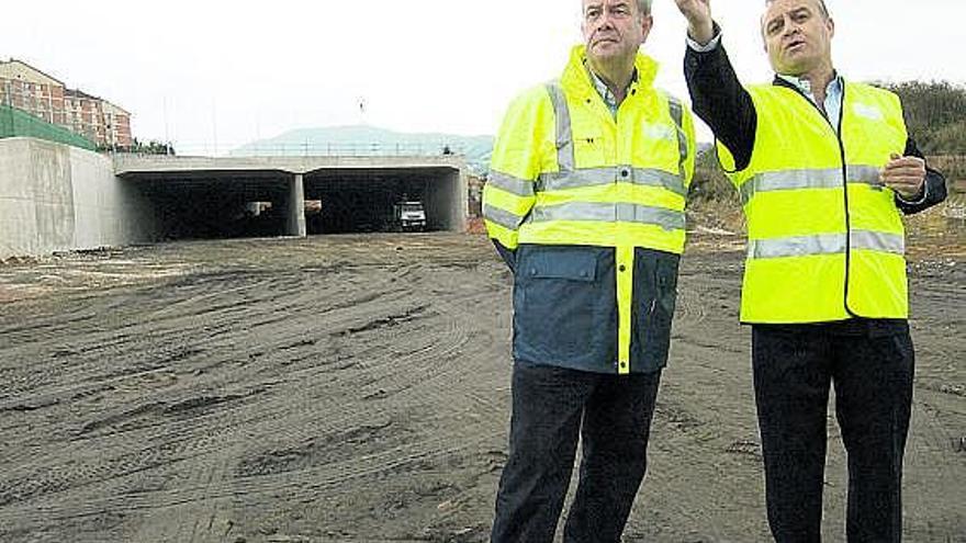 Por la izquierda, Francisco González Buendía y José María Pertierra, ayer, en las obras de los acessos al nuevo HUCA.