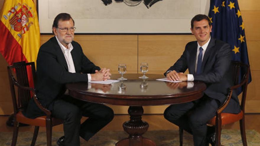 Rajoy y Rivera al inicio de su reunión.