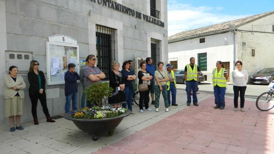 Vecinos y representantes municipales concentrados a las puertas del Ayuntamiento de Villaralbo