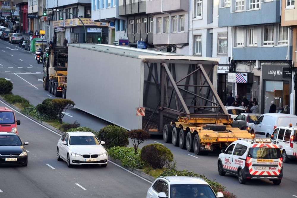 Un camión de transporte especial causa afecciones al tráfico en el cruce entre Ronda de Outeiro con avenida Finisterre