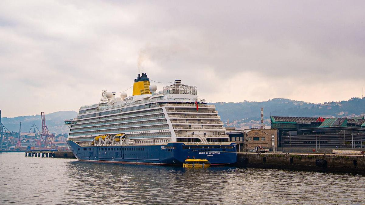 Crucero «Spirit of Adventure» durante su escala en Vigo.