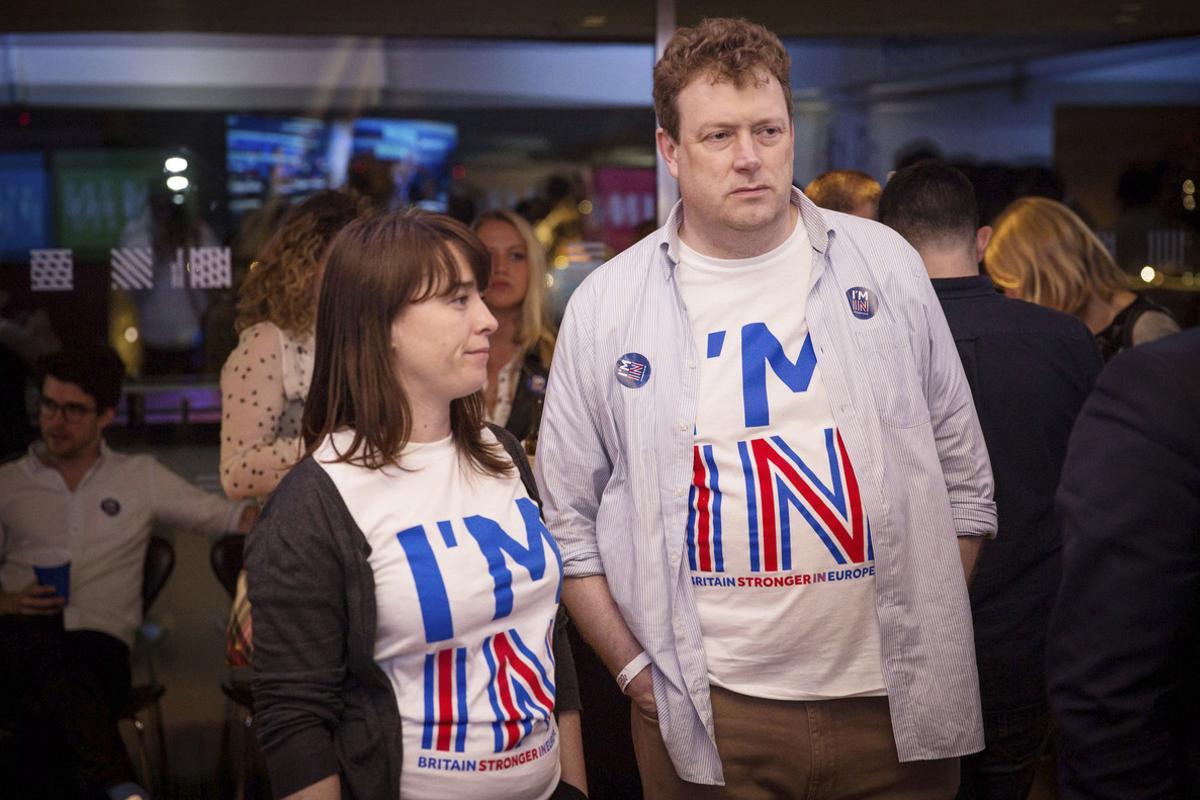 Partidaris de la campanya ’Stronger in’ reaccionen als resultats al Royal Festival Hall de Londres.