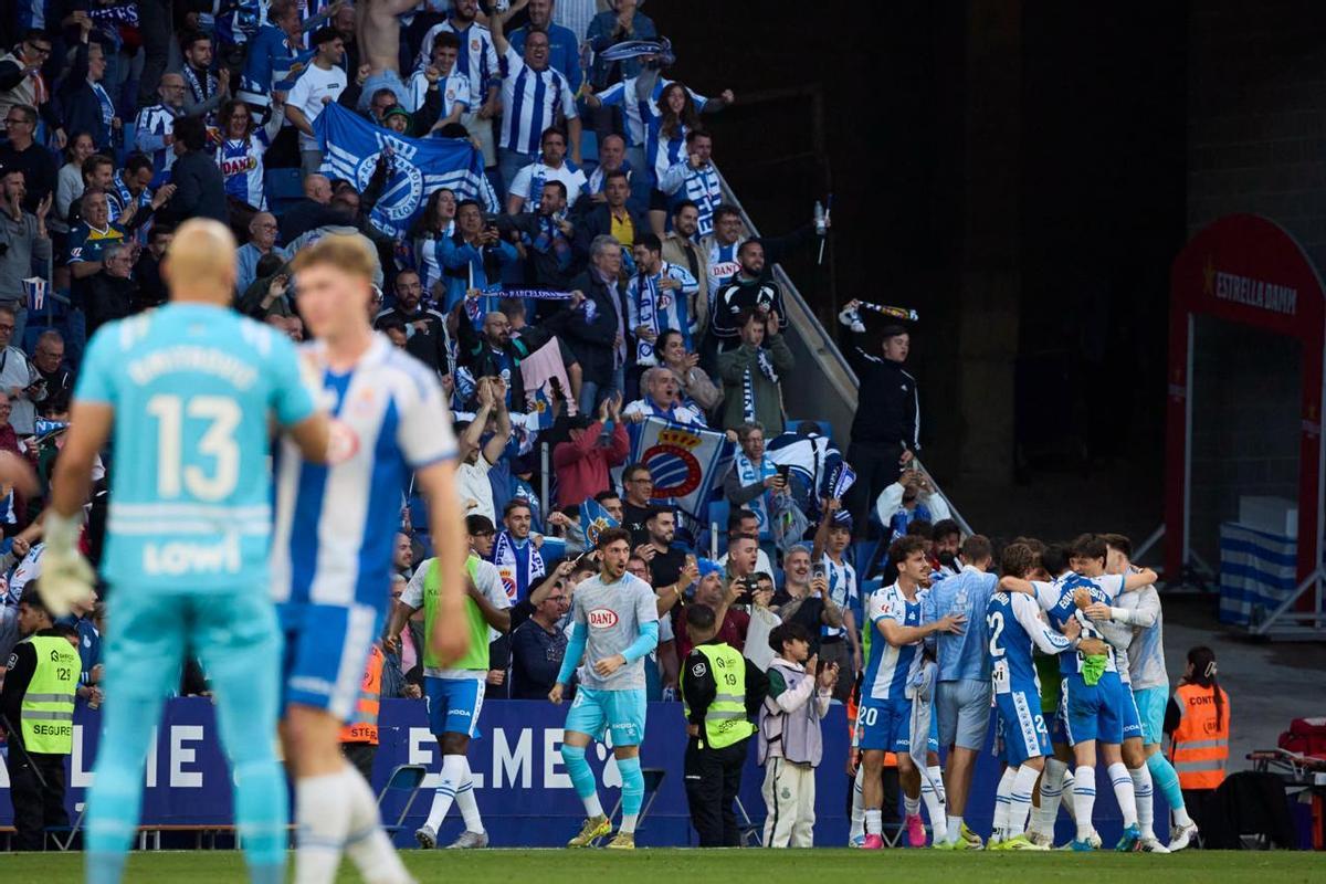 El Espanyol celebró el gol de Pere Milla con locura