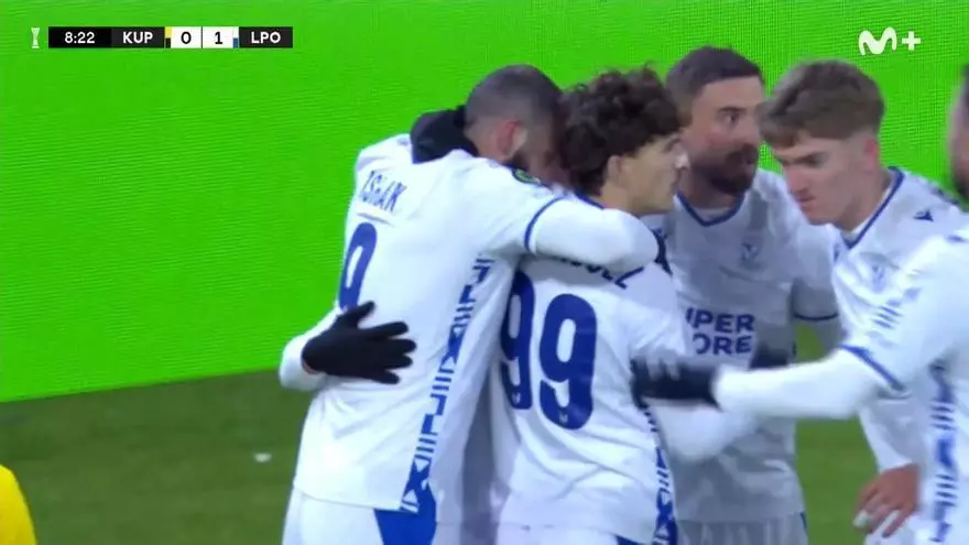 Kozubal y su gol de 'pillo' adelantaron al Lech Poznan