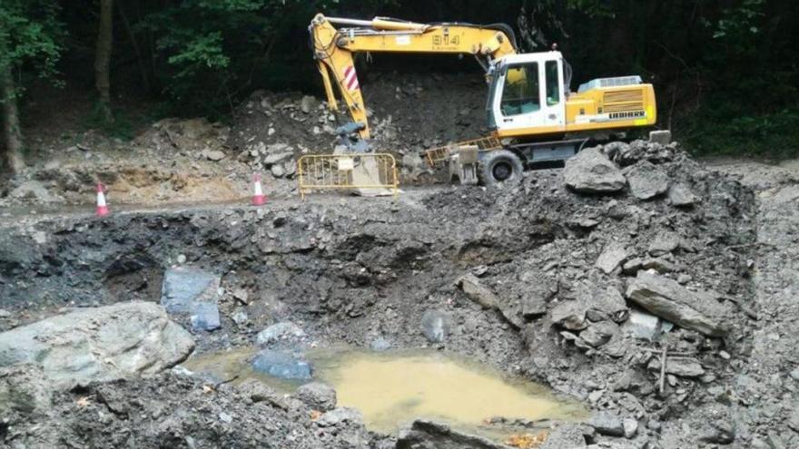 Una màquina realitzant tasques de pavimentació