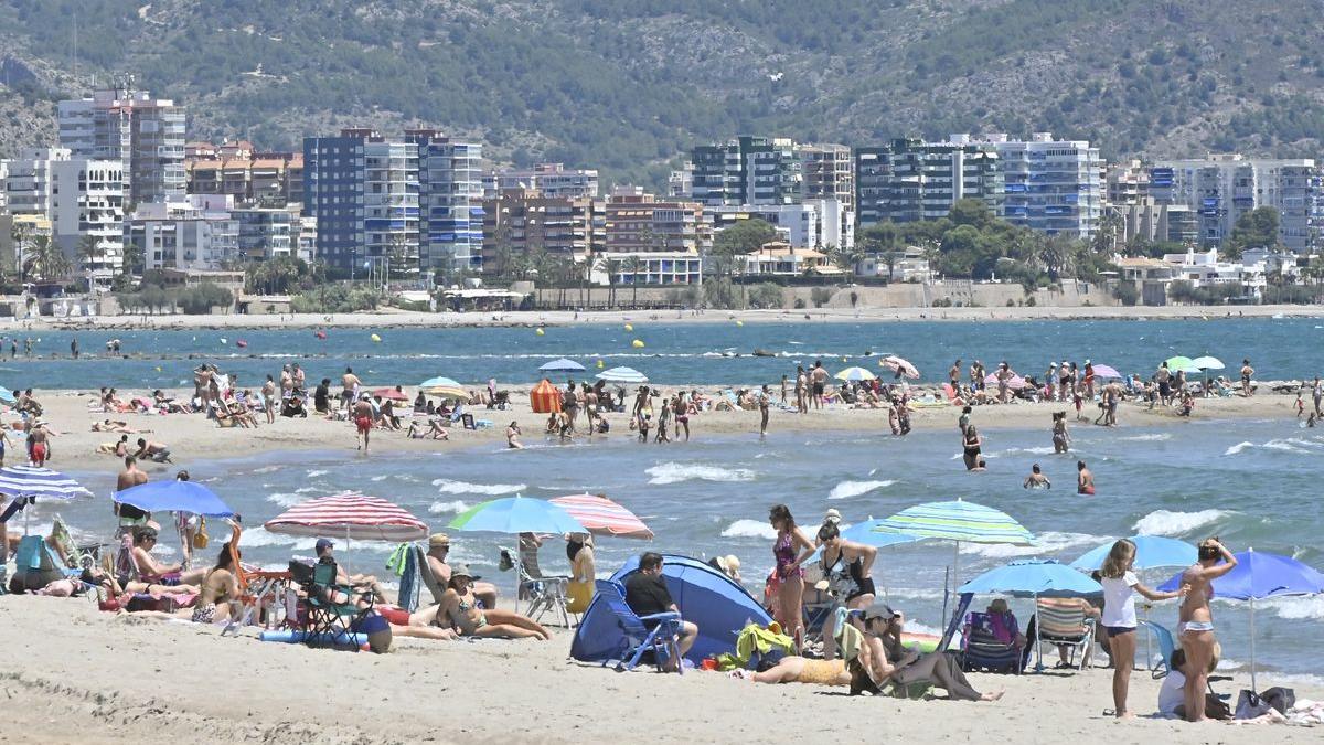 Imagen de una playa de Benicàssim repleta de bañistas, a principios de verano.