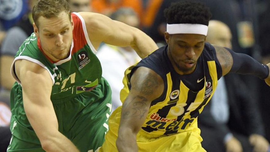 Bobby Dixon del Fenerbahce, ante Jaka Blazic del Baskonia.