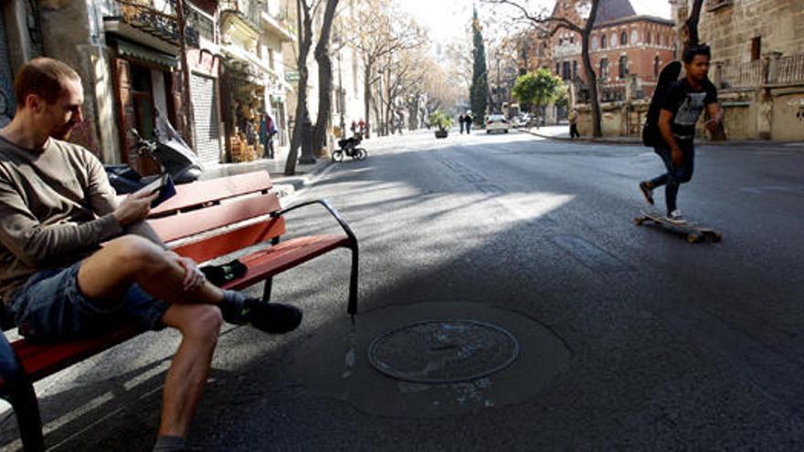 Los vecinos denuncian al consistorio por permitir tráfico en la Lonja