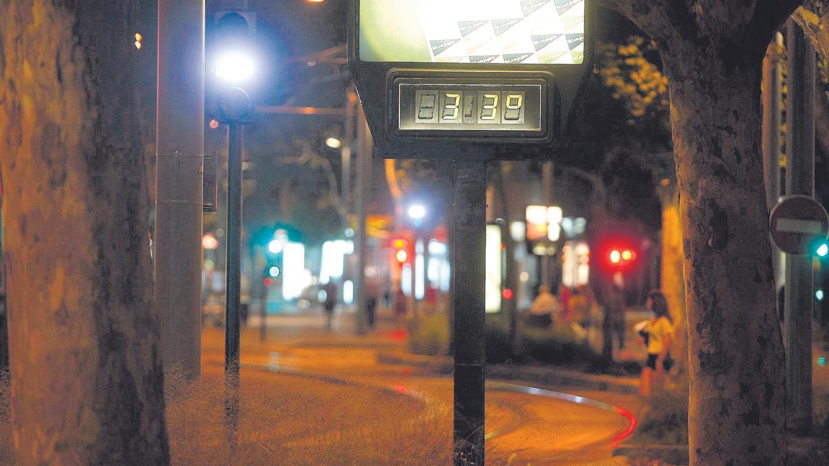 Un termómetro marca 33 grados durante una noche en el barrio de Delicias de Zaragoza