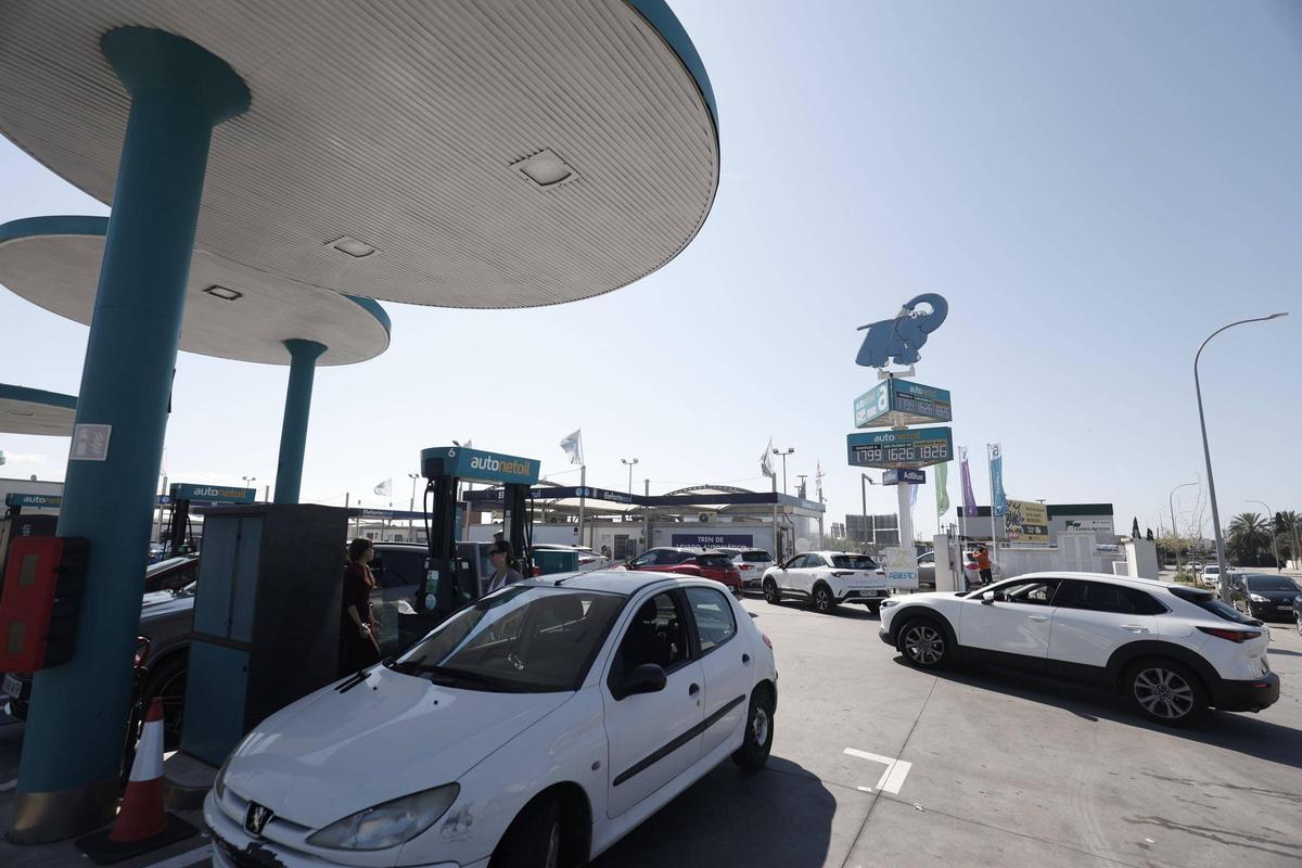 Primer día de la rebaja del IVA en el precio de la gasolina en Mallorca: "El precio estaba por las nubes, algo se tenía que hacer"