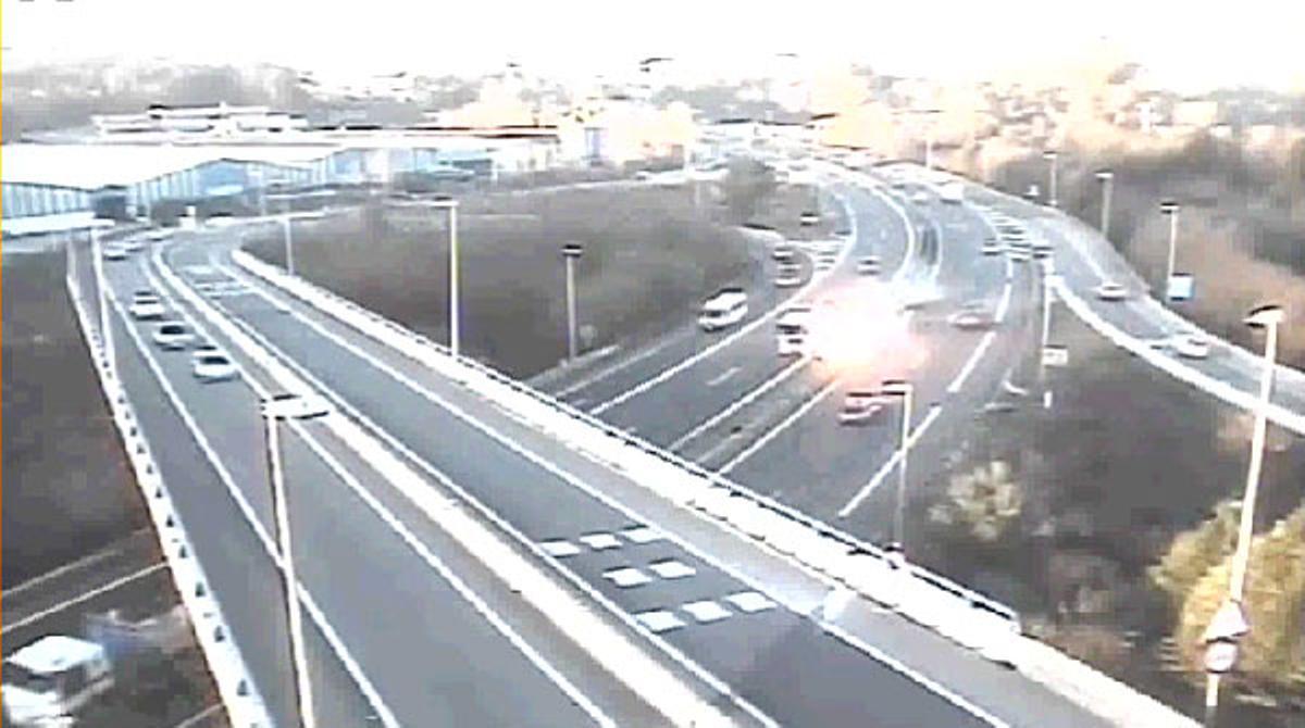 Brutal accident provocat per un camió en què el conductor envaeix el carril dret i impacta contra un altre vehicle.