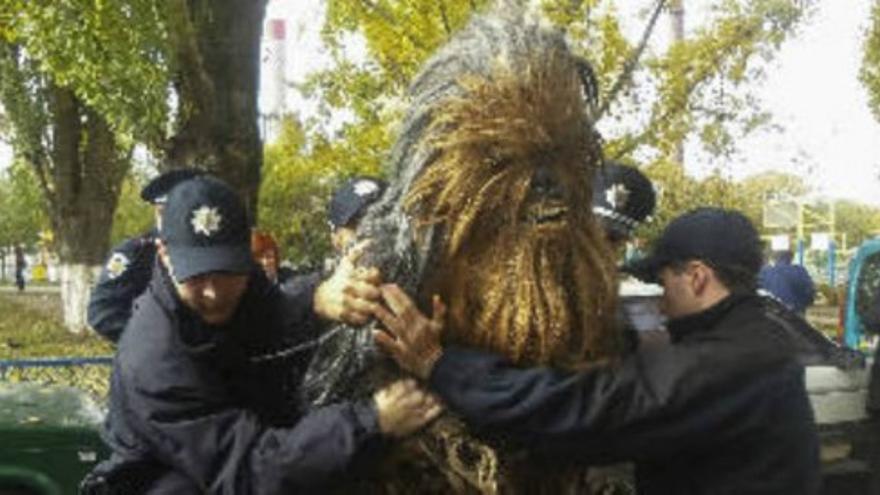 La policía ucraniana detiene a Chewbacca por aparcar mal