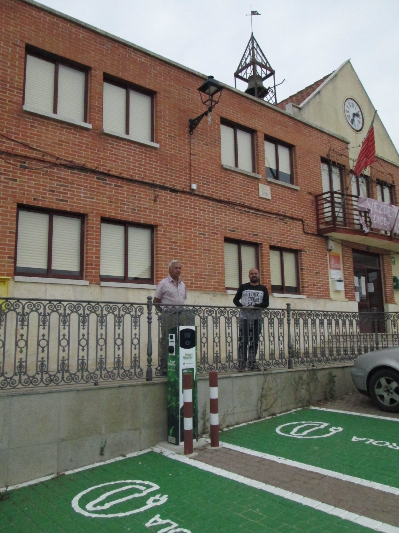 Visita de Eduardo Folgado a Vezdemarbán. Zona de recarga de vehículos eléctricos en la Plaza Mayor del pueblo.