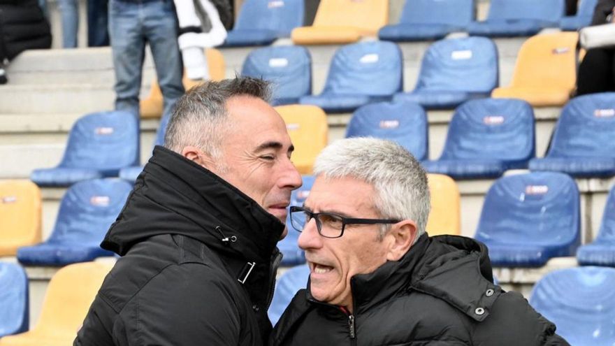 Los entrenadores, saludándose antes del partido. | // RAFA VÁZQUEZ