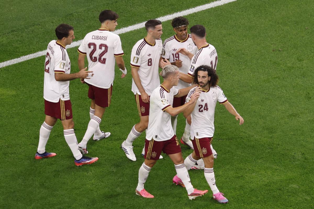 Los jugadores españoles se abrazan tras el gol de Oyarzabal. Los jugadores españoles se abrazan tras el gol de Oyarzabal.
