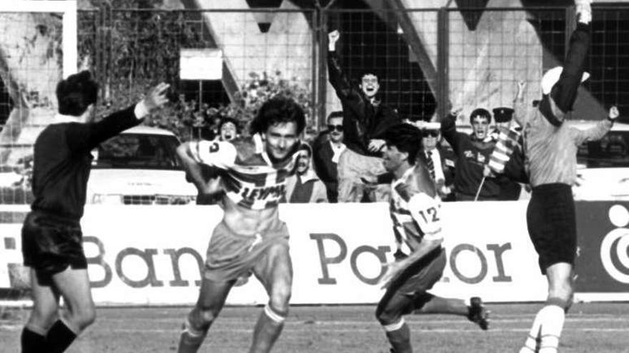 Stoja celebra uno de los goles que asciende al Deportivo en 1991.