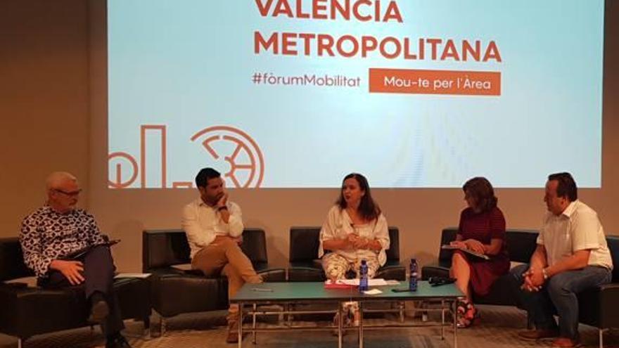 La mesa redonda «Mobilitat, una visió metropolitana».