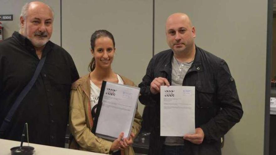 Entregadas más de mil firmas en el Concello para exigir la reapertura de Radio Betanzos