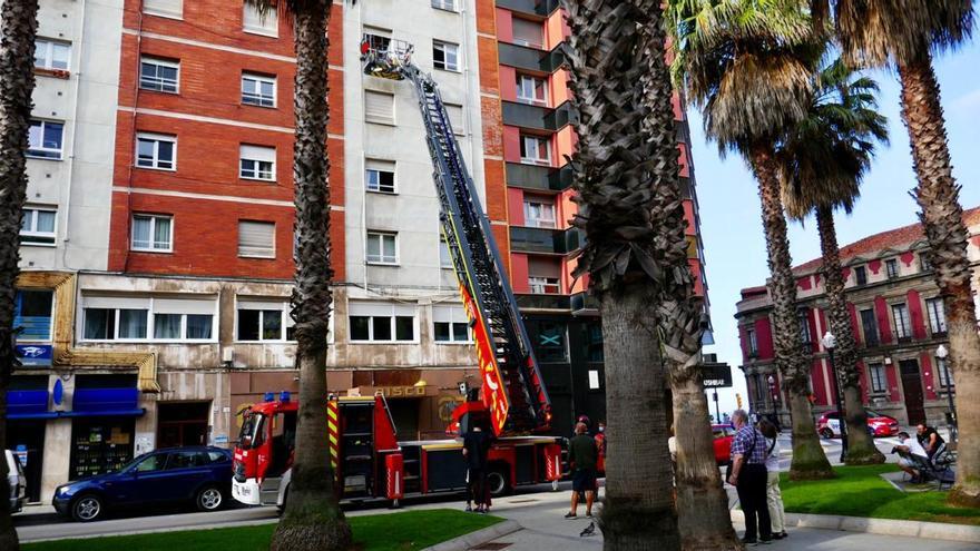 Los bomberos, esta tarde, entrando por la ventana.