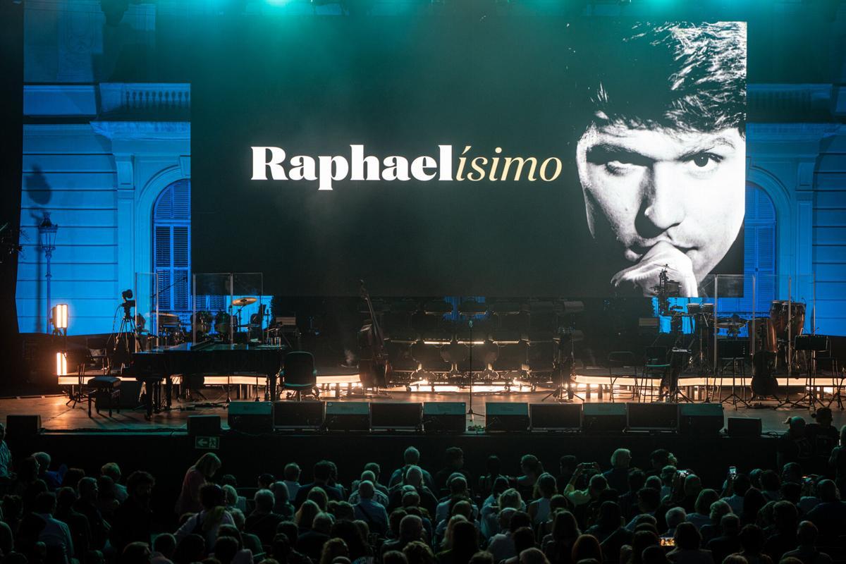 Concierto de Raphael dentro del ciclo Les Nits Occident, celebrado en los Jardins del Palau de Pedralbes de Barcelona