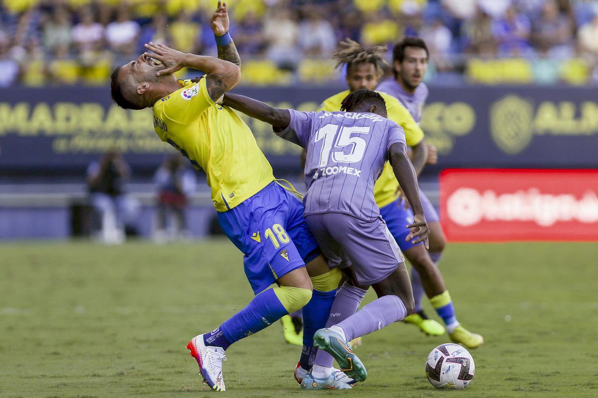 El jugador del Cádiz CF Álvaro Negredo (i) lucha por el con Nicolas Jackson, del Villarreal CF, durante el partido de LaLiga Santander disputado en el Estadio Nuevo Mirandilla de Cádiz. EFE/Román Ríos