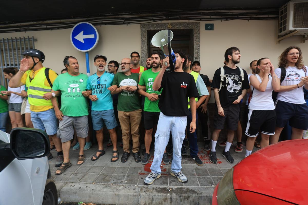 Tensión entre policías y manifestantes en un desalojo con dos menores en Alicante
