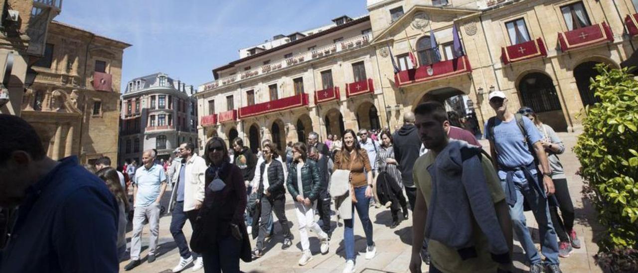 Un grupo de turistas frente a la plaza del Ayuntamiento.