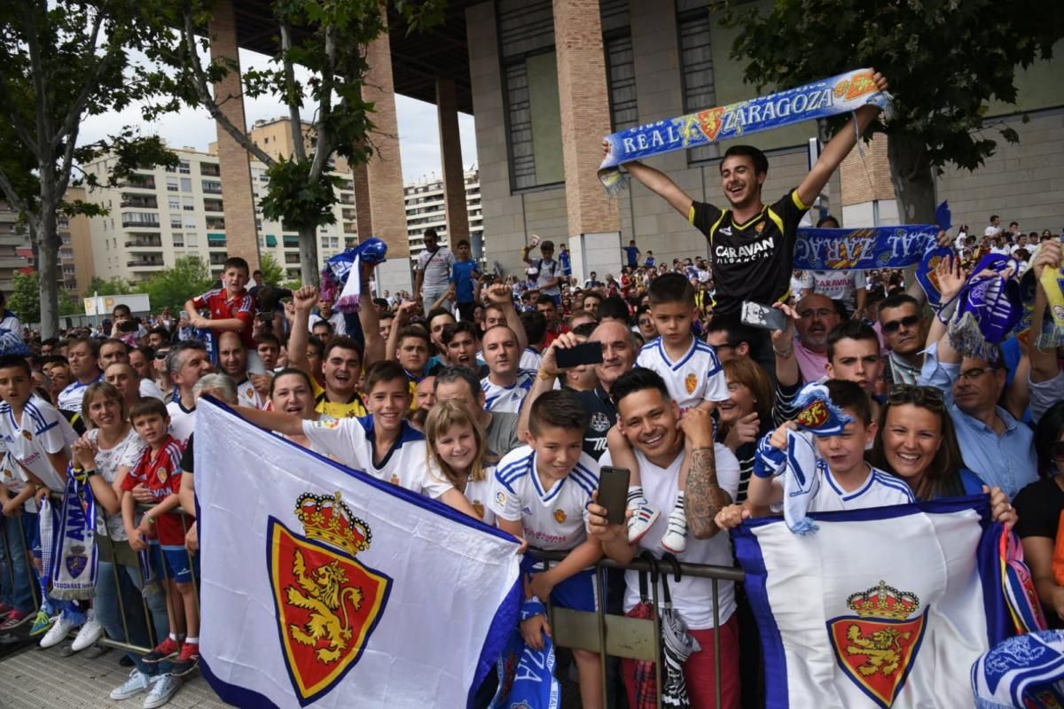 Espectacular recibimiento al Real Zaragoza en el partido contra el Numancia