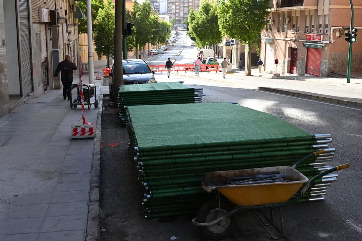 Las obras de reforma de la zona de socavones y grietas de Clara Campoamor en Elche ya han empezado