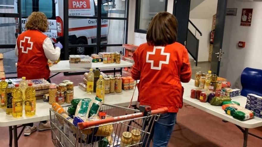 Voluntarios de Cruz Roja preparando alimentos para los confinados