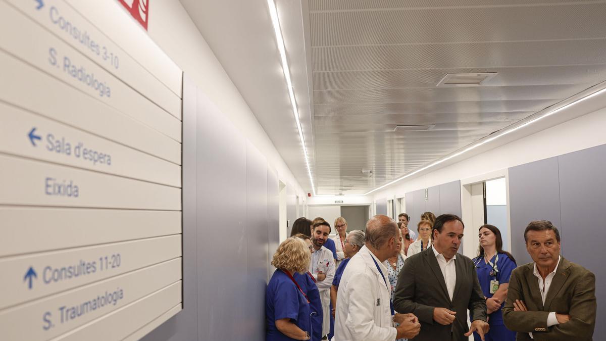 El president de la Generalitat, Juanfran Pérez Llorca, visita la zona reformada d'Urgències de l'Hospital Doctor Peset. En la imatge, Pérez Llorca (centre), acompanyat pel conseller de Sanitat, Marciano Gómez (dreta), i responsables de l'hospital. EFE/Manuel Bruque