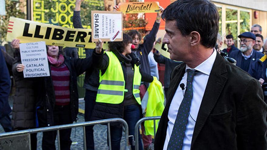 Manuel Valls és escridassat  i ha de marxar escortat  després de fer un acte al Raval